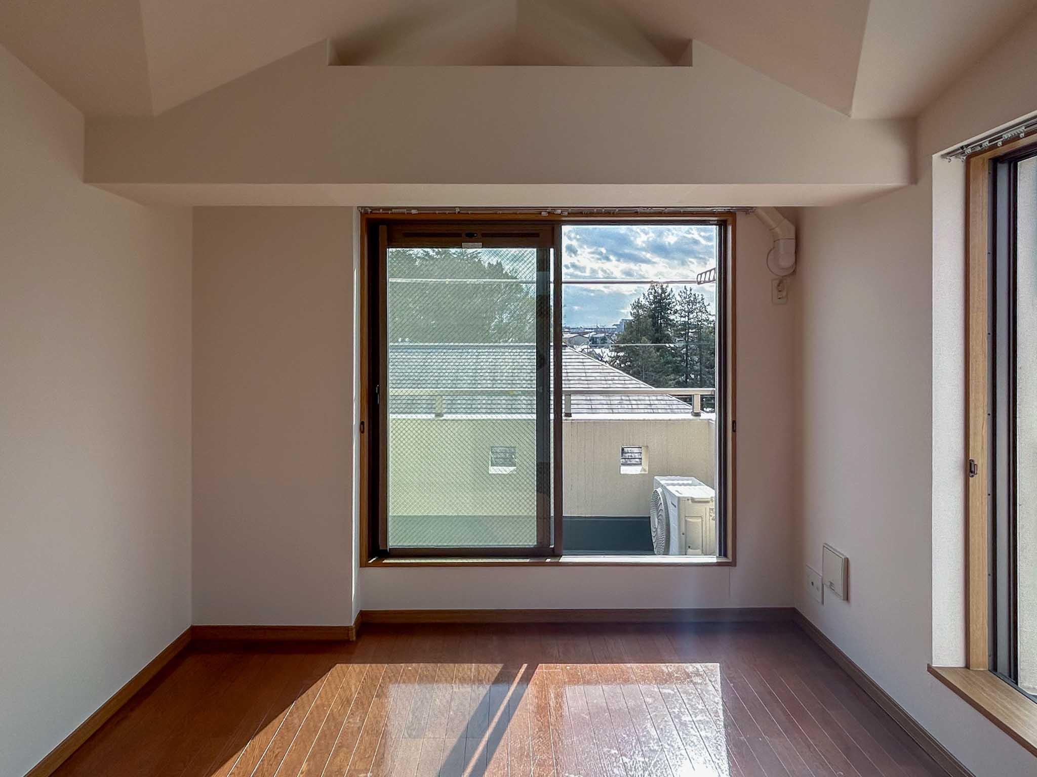 杉並区成田東の賃貸物件/3階：南側の窓の方をみる