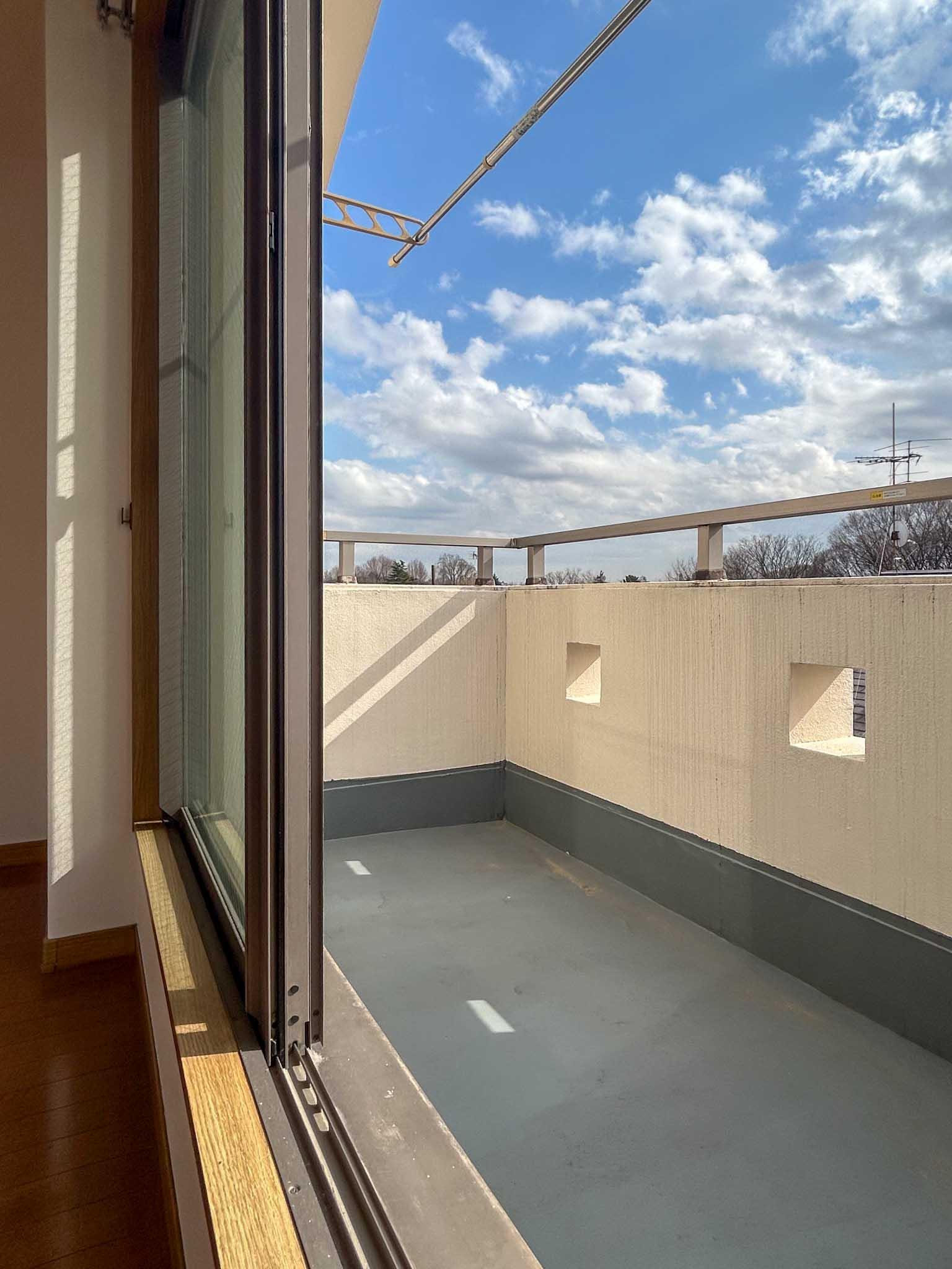 杉並区成田東の賃貸物件/3階：南側のバルコニー。洗濯物がよく乾きそう