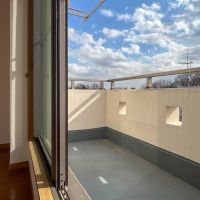 杉並区成田東の賃貸物件/3階：南側のバルコニー。洗濯物がよく乾きそう