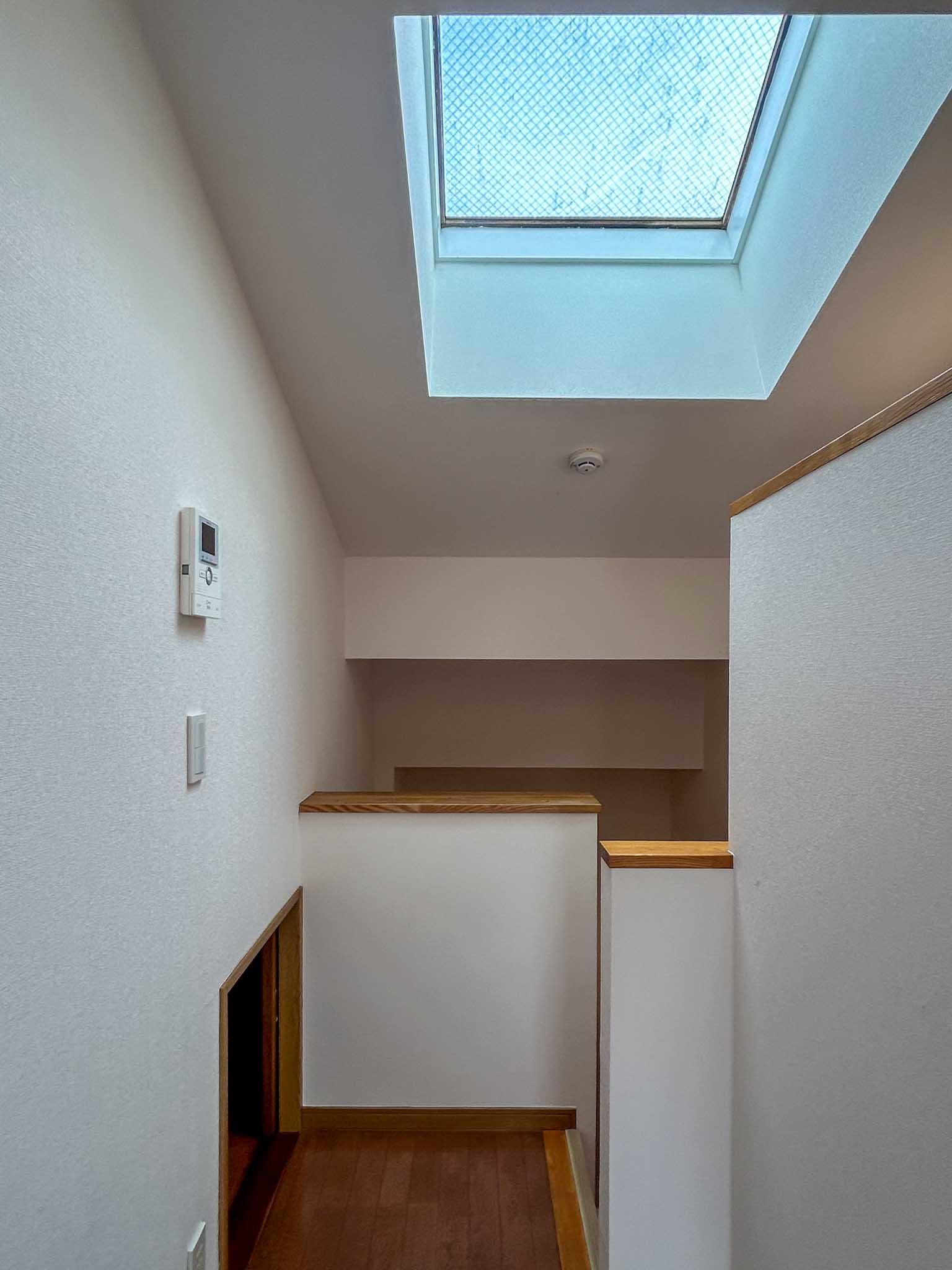 杉並区成田東の賃貸物件/3階：奥まったところにある階段は、天窓の光が照らします