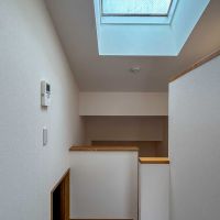 杉並区成田東の賃貸物件/3階：奥まったところにある階段は、天窓の光が照らします