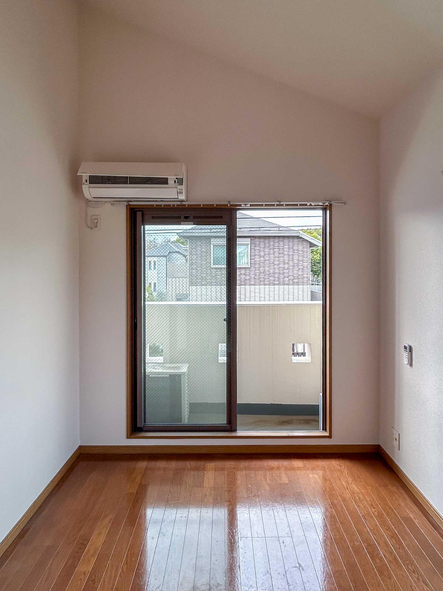 杉並区成田東の賃貸物件/2階：6帖の洋室。この部屋も二面採光で明るいです