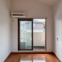 杉並区成田東の賃貸物件/2階：6帖の洋室。この部屋も二面採光で明るいです