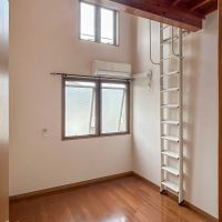 杉並区成田東の賃貸物件/2階：広さは5帖ほど。収納がないので、自前で用意が必要