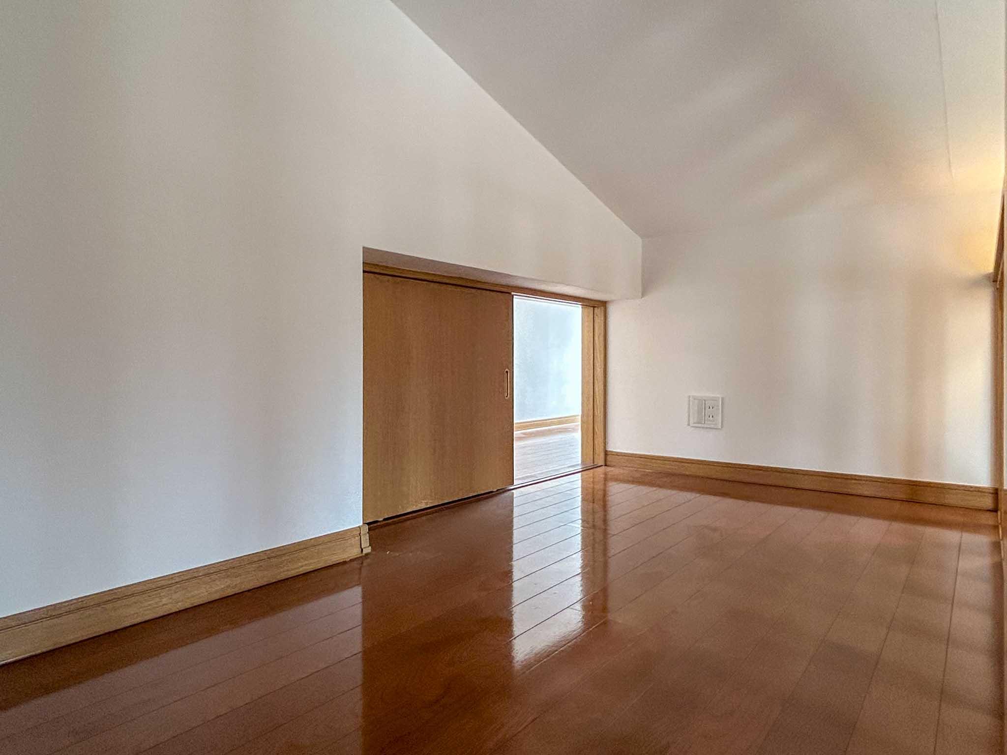 杉並区成田東の賃貸物件/2階ロフト上：ここにベッドを置けば、はしごを使わずにリビングの方に出られます