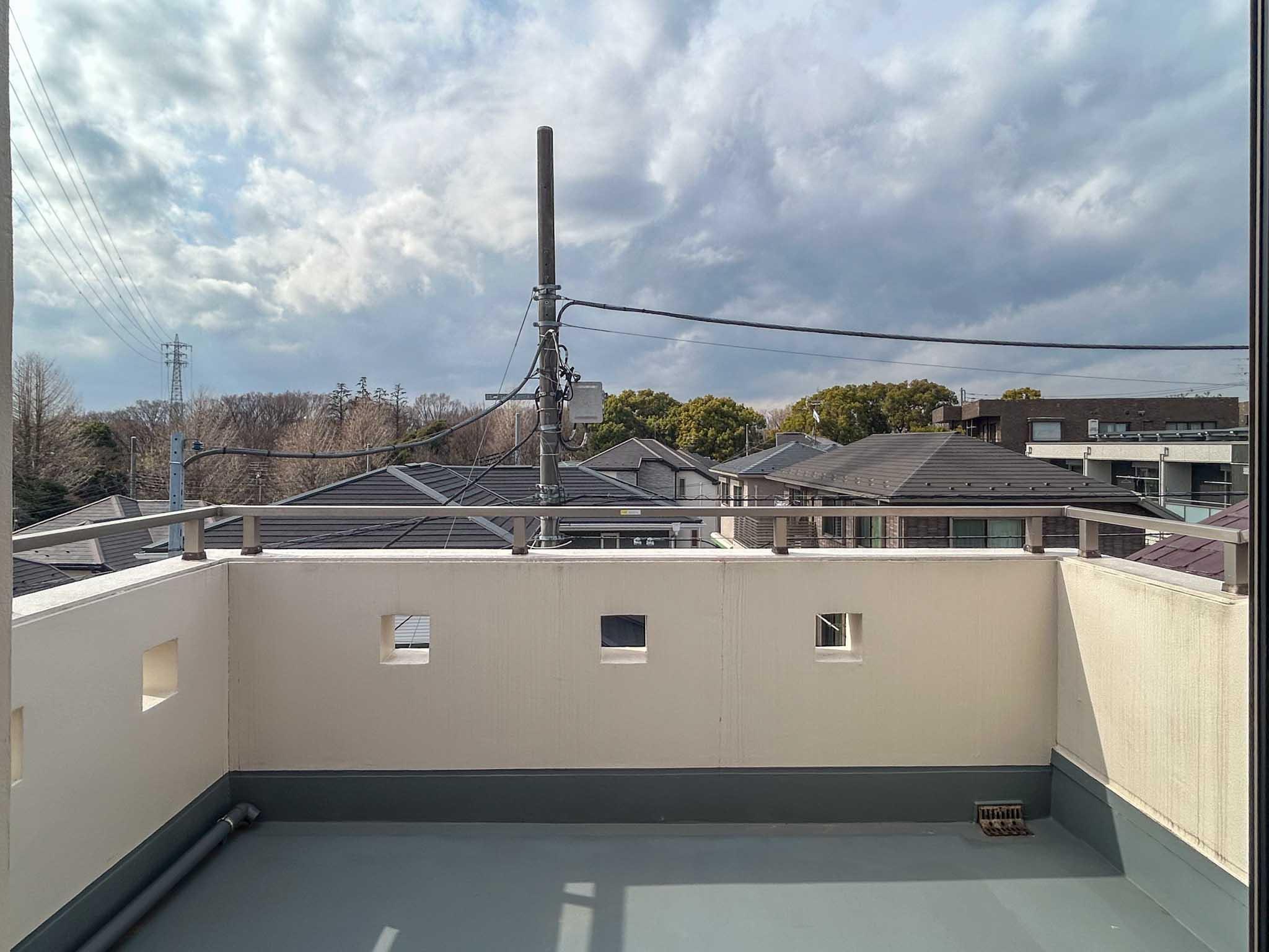 杉並区成田東の賃貸物件/3階：西側のバルコニーは少し広め。視線の先に善福寺川緑地が広がっています