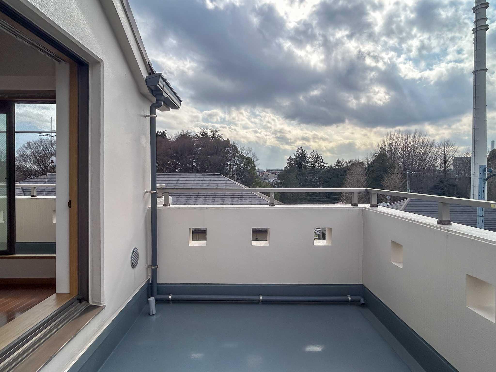 杉並区成田東の賃貸物件/3階：ちょうど視界を遮る建物がなく、緑地の緑と広い空が楽しめる