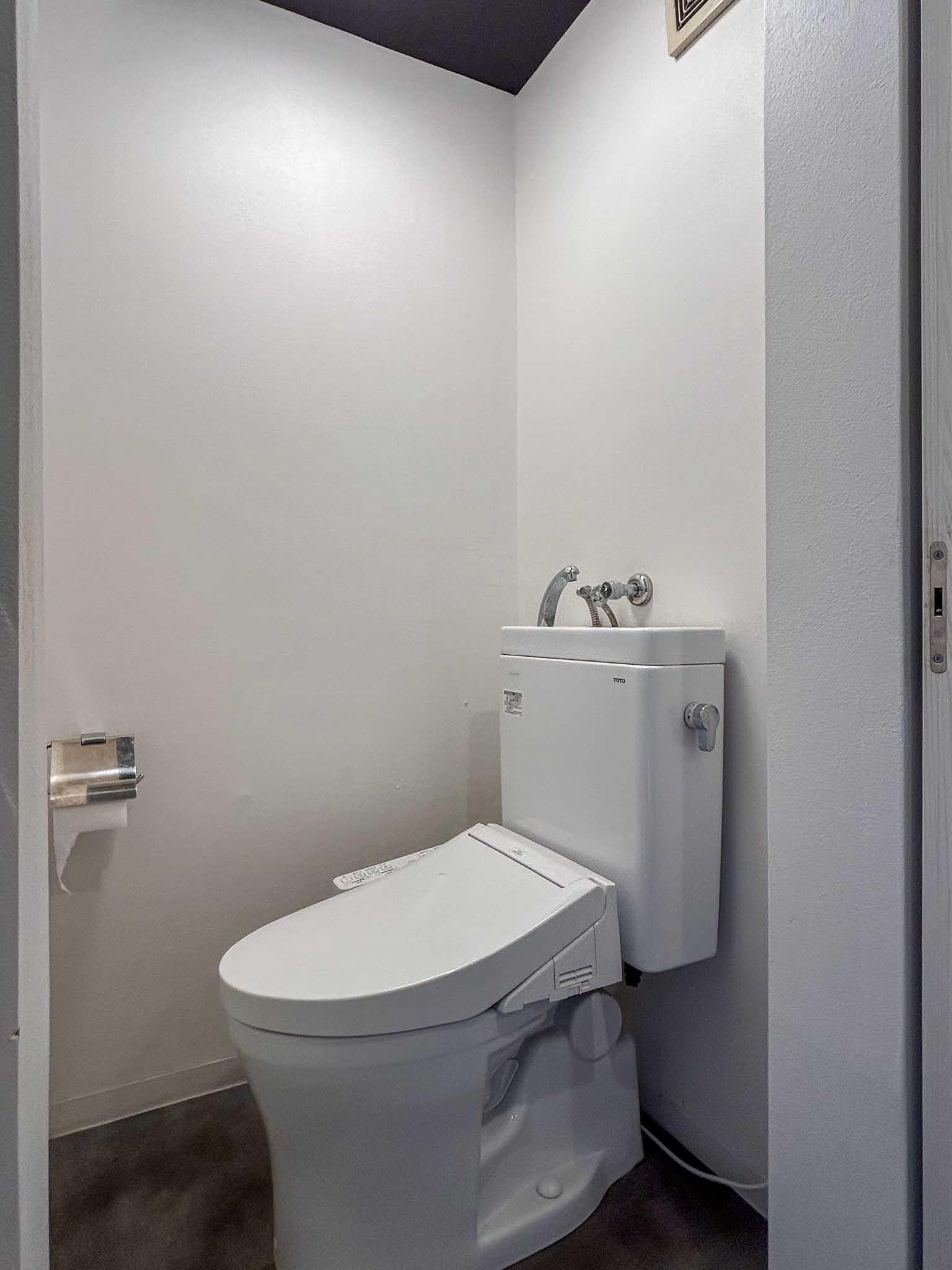 渋谷区神宮前の賃貸物件/ウォシュレットトイレ。入れ子になっているため、音を気にする必要はなさそう