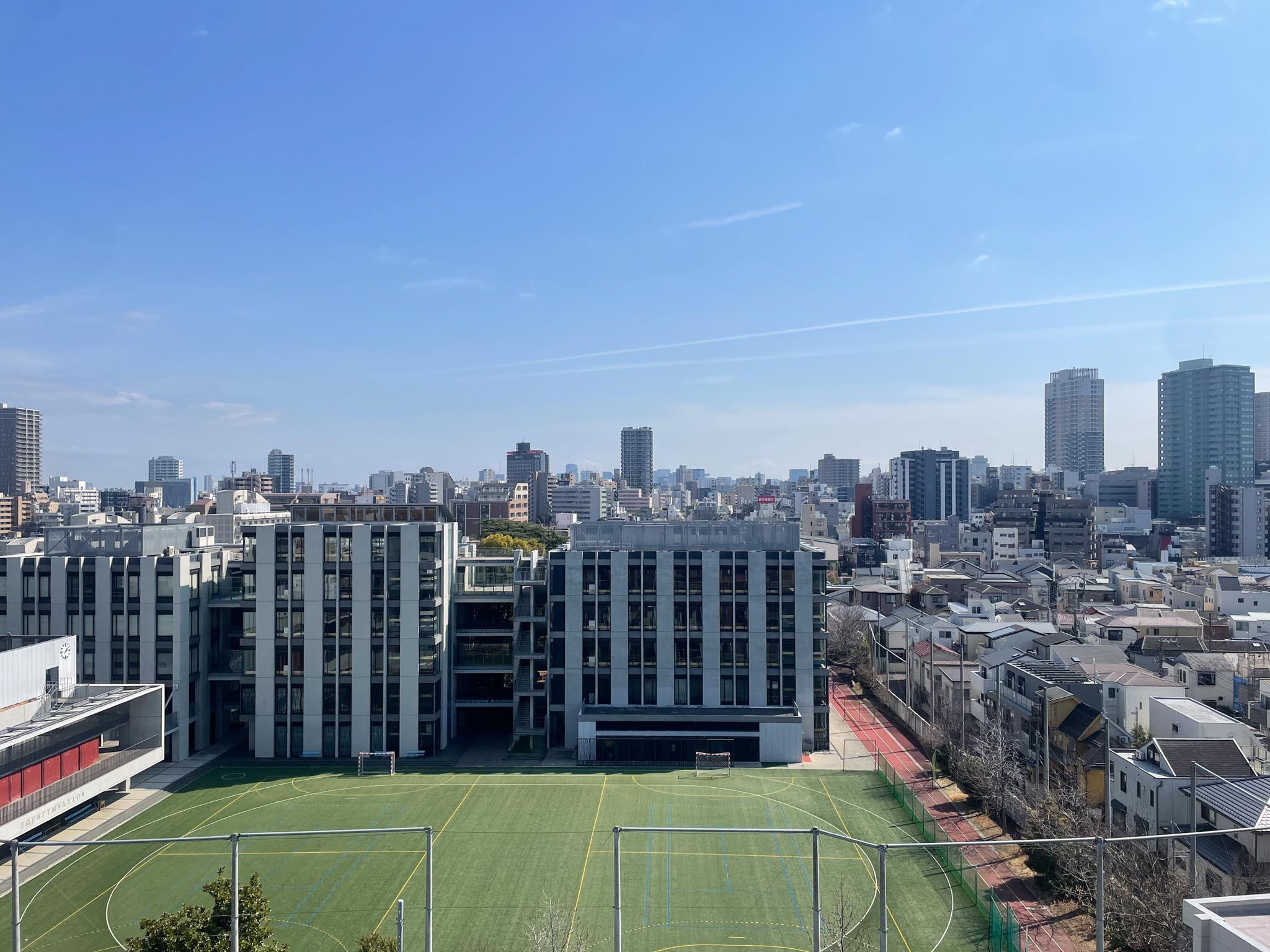 豊島区上池袋の賃貸物件/東側の眺望。緑のグラウンドは中学・高校です