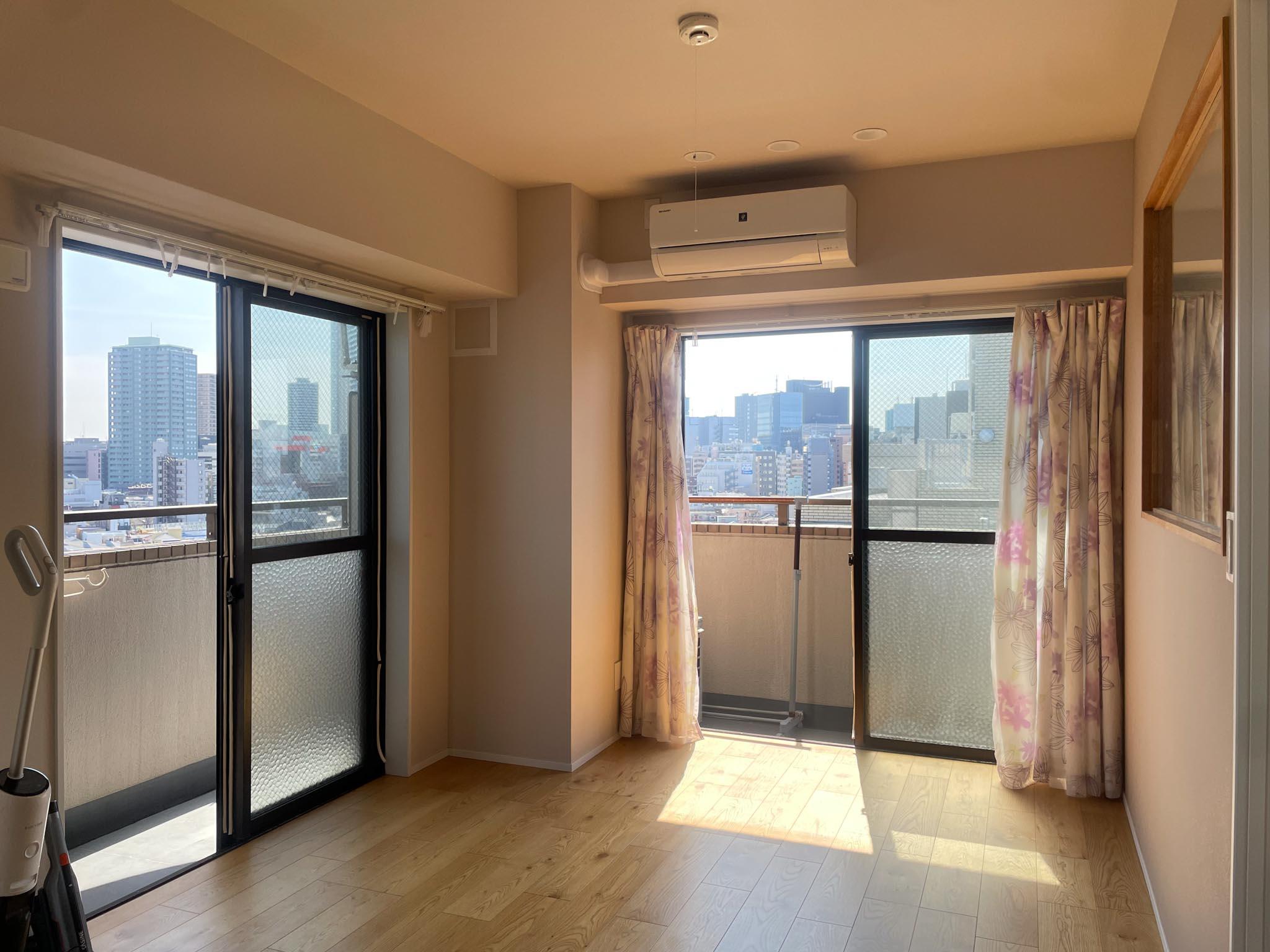 豊島区上池袋の賃貸物件/ソファを置くならやっぱりリビング南側。ぽかぽかと陽だまりの場所です