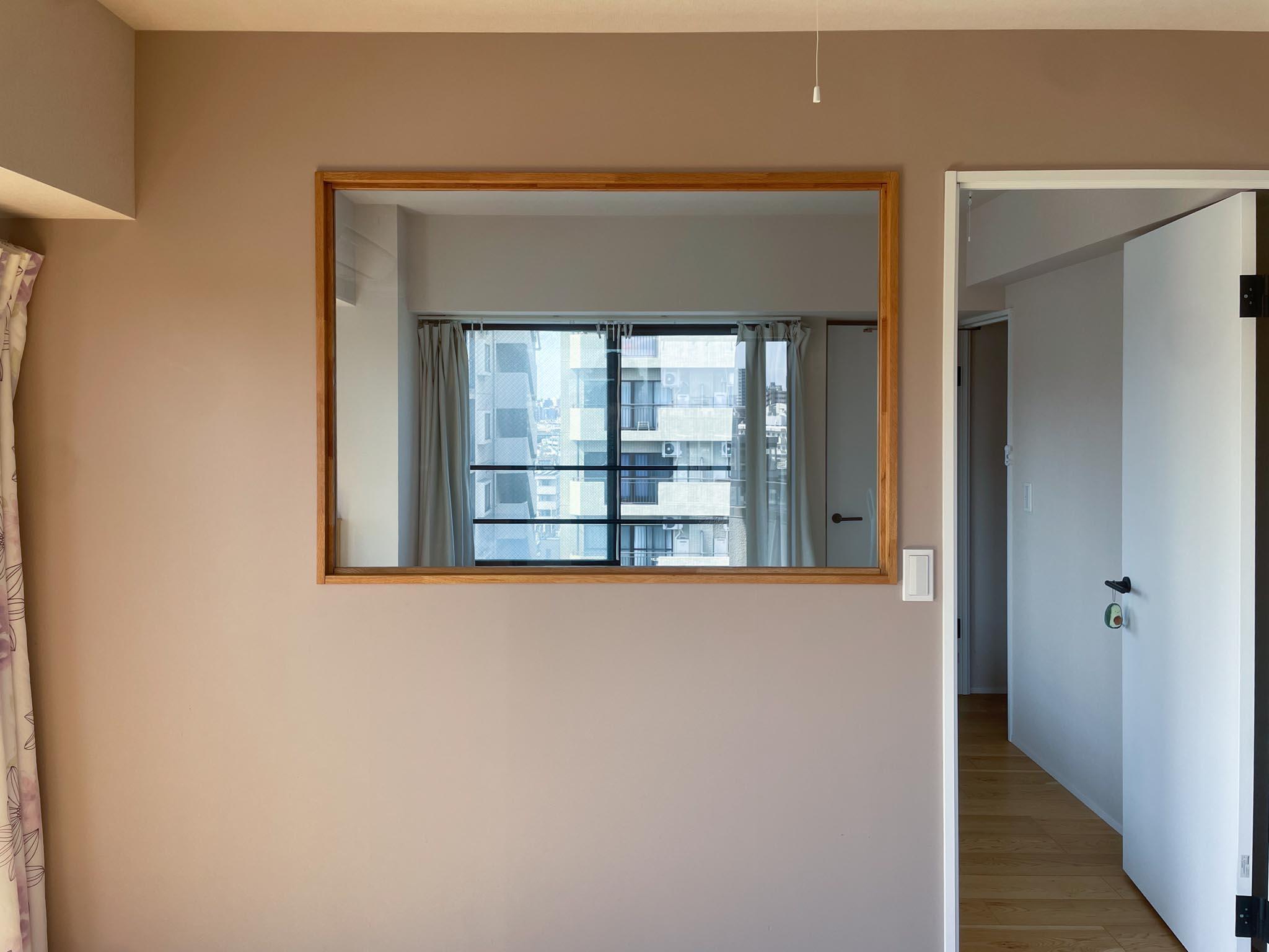 豊島区上池袋の賃貸物件/小窓を通して隣の部屋と、その先の景色まで見える