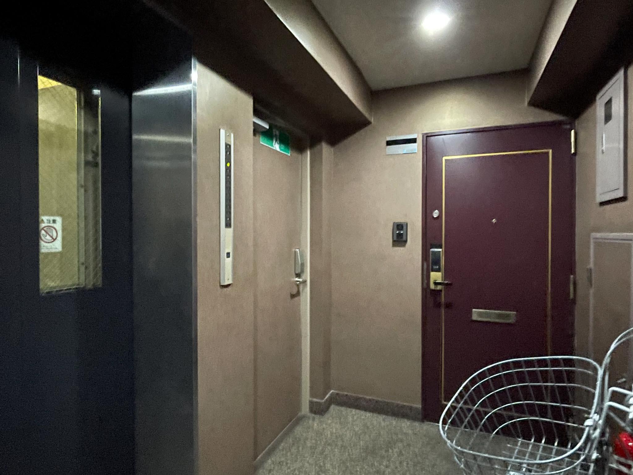 豊島区上池袋の賃貸物件/玄関外、共用部は暗い。11階にはお向かいさんと合計で2区画です