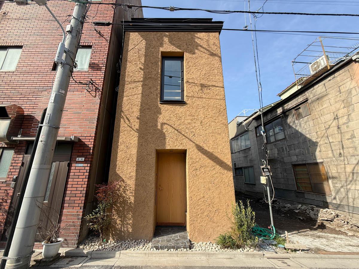 台東区日本堤の賃貸物件/周囲の建物の中でも、一際目を引く雰囲気をまとった佇まい。リシンの吹き付け壁が光を受け、陰影をつくる外観。コンパクトながら密度の濃い建築です
