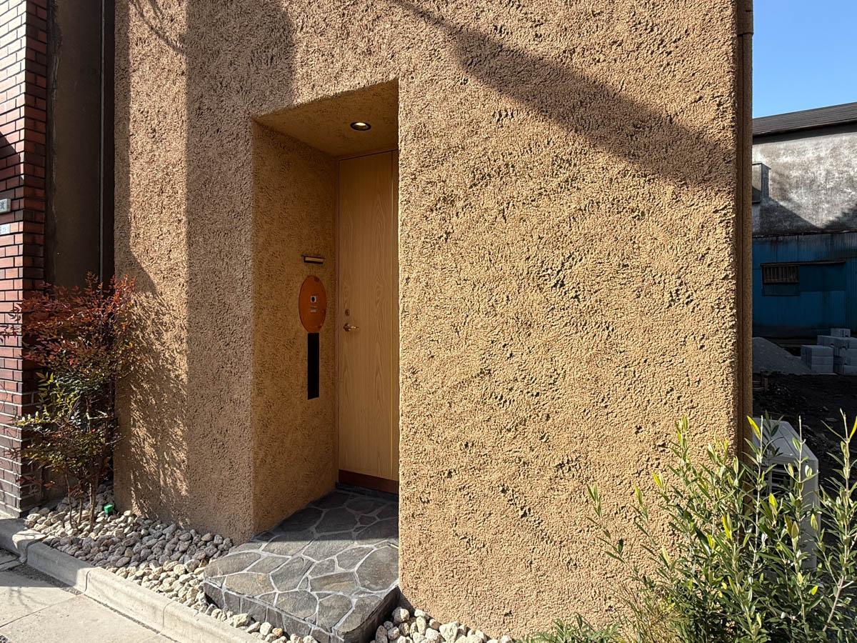 台東区日本堤の賃貸物件/ただならぬ雰囲気を感じさせる玄関まわり