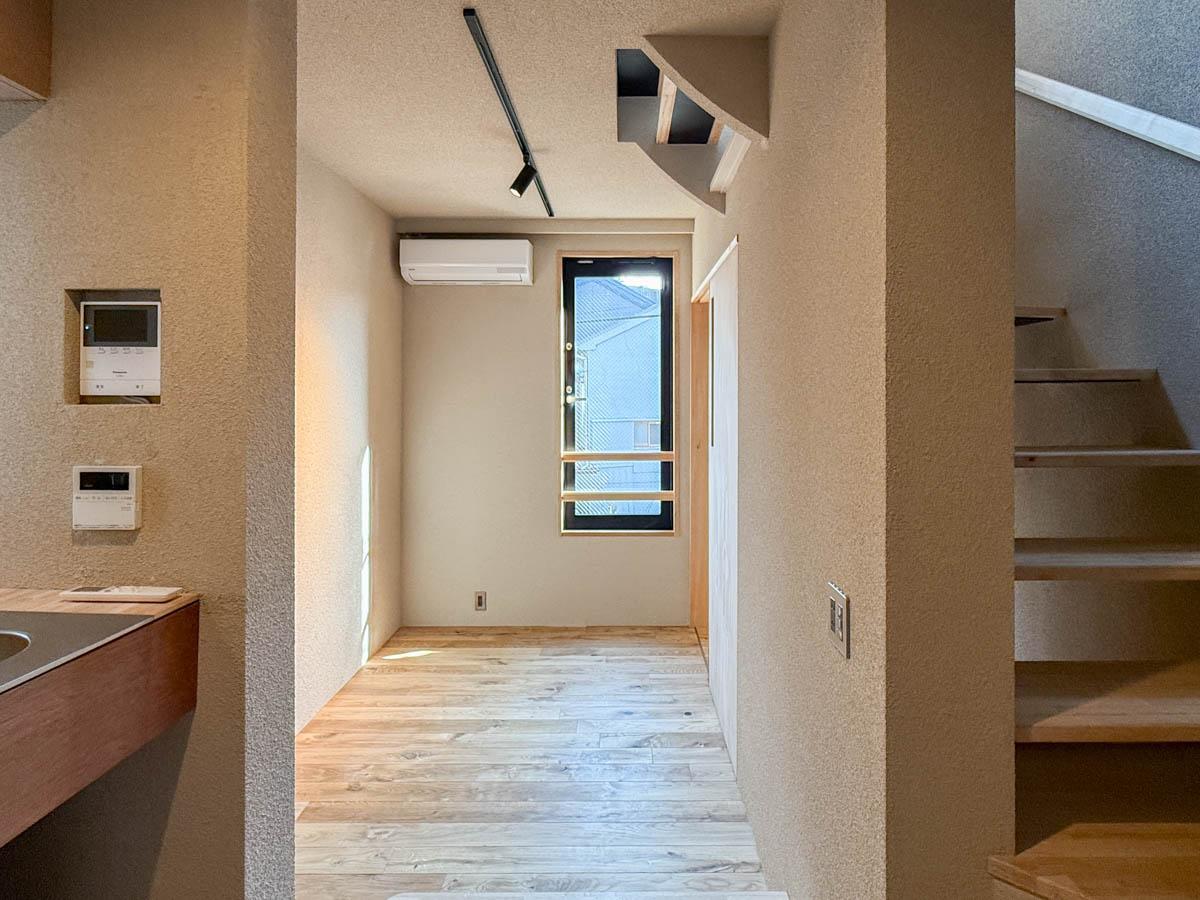 台東区日本堤の賃貸物件/建物内は3層の空間に分かれています。こちらは2階のキッチン、ダイニング