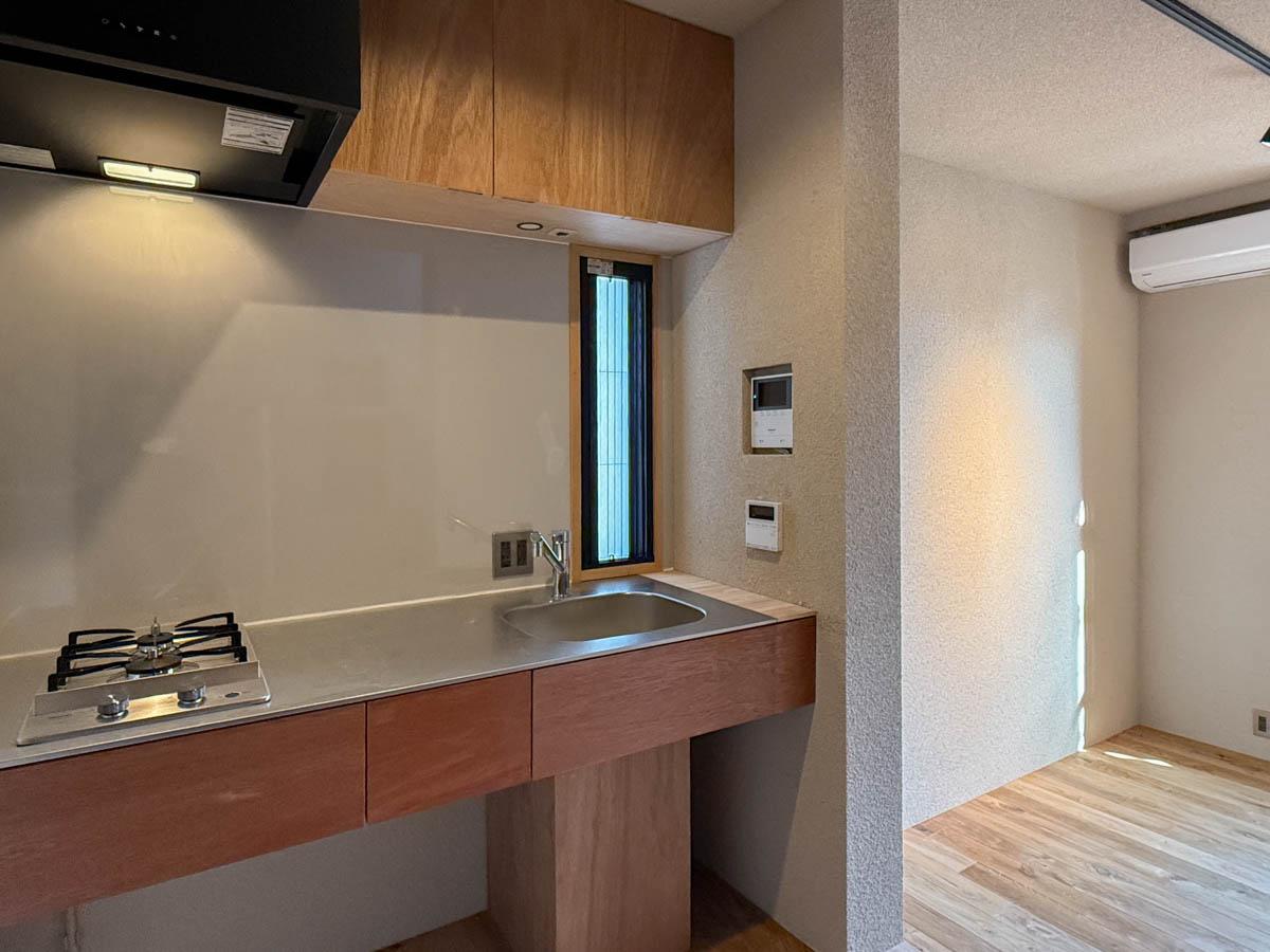 台東区日本堤の賃貸物件/キッチンも空間に馴染む木製のものを。温もりのある素材感を楽しめる空間です