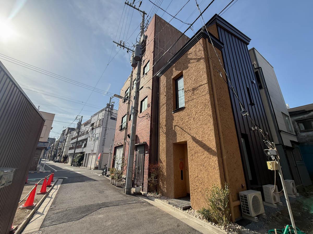 台東区日本堤の賃貸物件/外観を別のアングルで。ぽってりと重厚感を感じる外観です