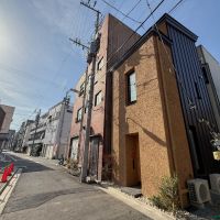 台東区日本堤の賃貸物件/外観を別のアングルで。ぽってりと重厚感を感じる外観です