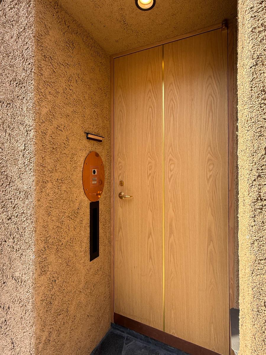 台東区日本堤の賃貸物件/玄関扉も木で造作され、隠れ家店舗のような佇まい