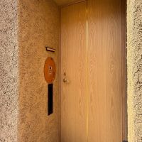 台東区日本堤の賃貸物件/玄関扉も木で造作され、隠れ家店舗のような佇まい