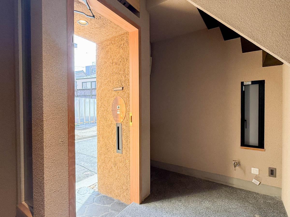 台東区日本堤の賃貸物件/玄関を開けると洗い出し仕上げの土間スペース。水栓もついています