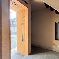 台東区日本堤の賃貸物件/玄関を開けると洗い出し仕上げの土間スペース。水栓もついています