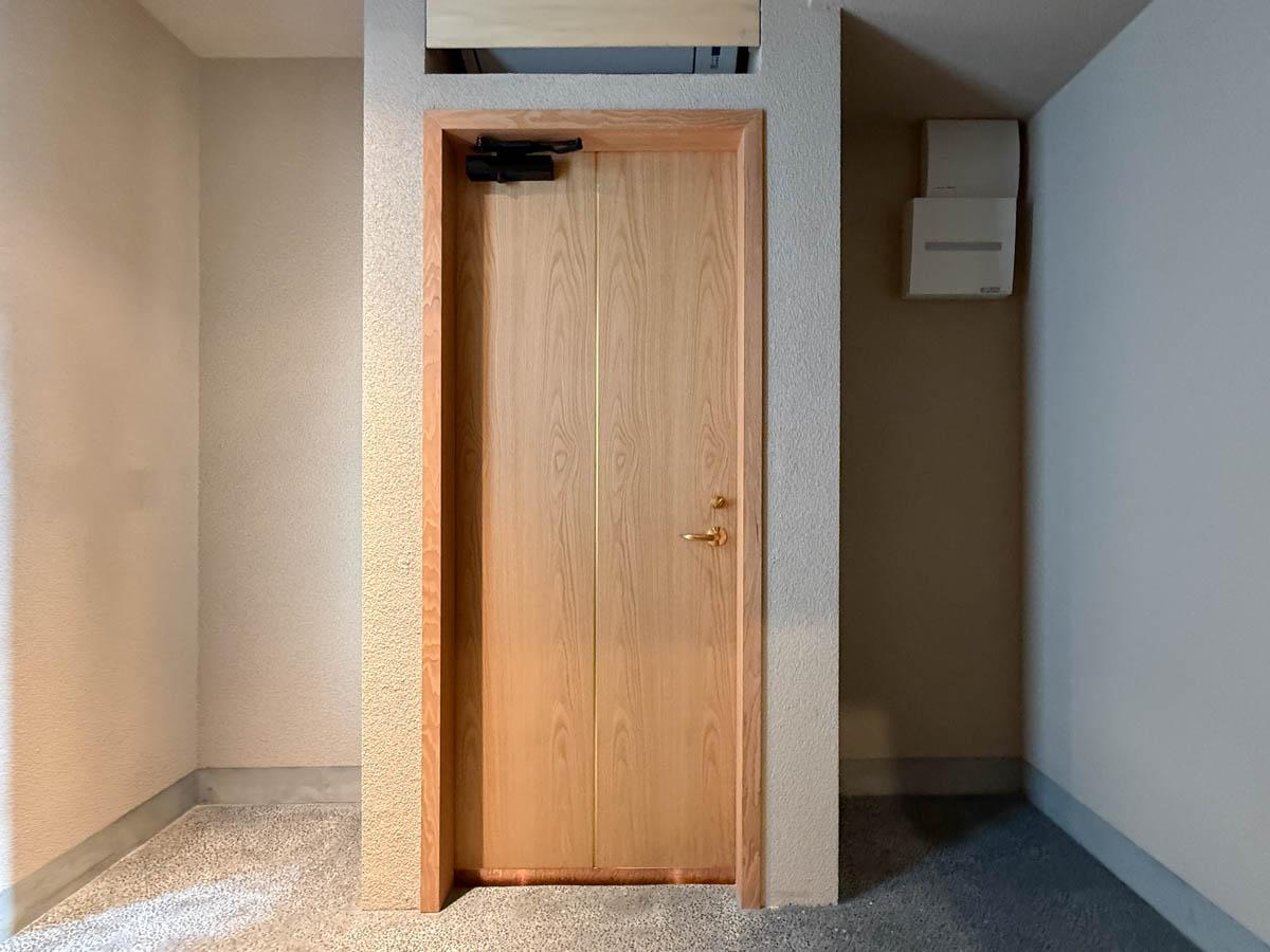 台東区日本堤の賃貸物件/玄関を閉めるとこのような感じ。ここを玄関ライブラリーとするのか、何か商売に活かすのか、想像力が試されます