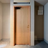 台東区日本堤の賃貸物件/玄関を閉めるとこのような感じ。ここを玄関ライブラリーとするのか、何か商売に活かすのか、想像力が試されます