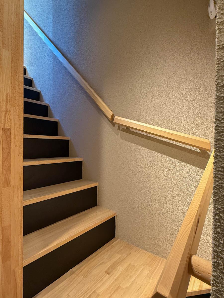 台東区日本堤の賃貸物件/階段の手すりも木でつくられ、細部までしっかりと作り込まれています