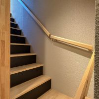 台東区日本堤の賃貸物件/階段の手すりも木でつくられ、細部までしっかりと作り込まれています