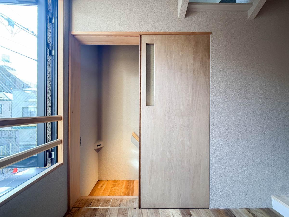 台東区日本堤の賃貸物件/2階のフロアから階段室を見る