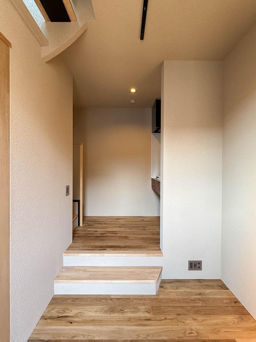 台東区日本堤の賃貸物件/ダイニングからキッチンを見る。数段ステップを上がってキッチンスペースに