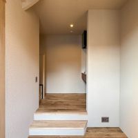 台東区日本堤の賃貸物件/ダイニングからキッチンを見る。数段ステップを上がってキッチンスペースに