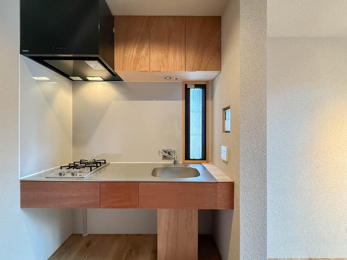 台東区日本堤の賃貸物件/ガス2口コンロ付き。ラワンの面材がいい表情