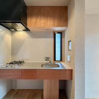 台東区日本堤の賃貸物件/ガス2口コンロ付き。ラワンの面材がいい表情