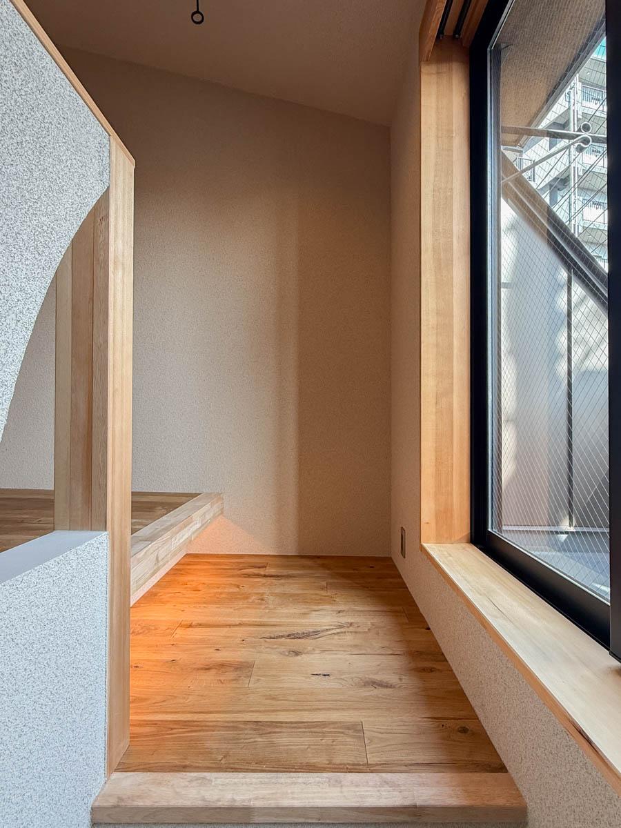 台東区日本堤の賃貸物件/階段を上がった先。右手にバルコニー