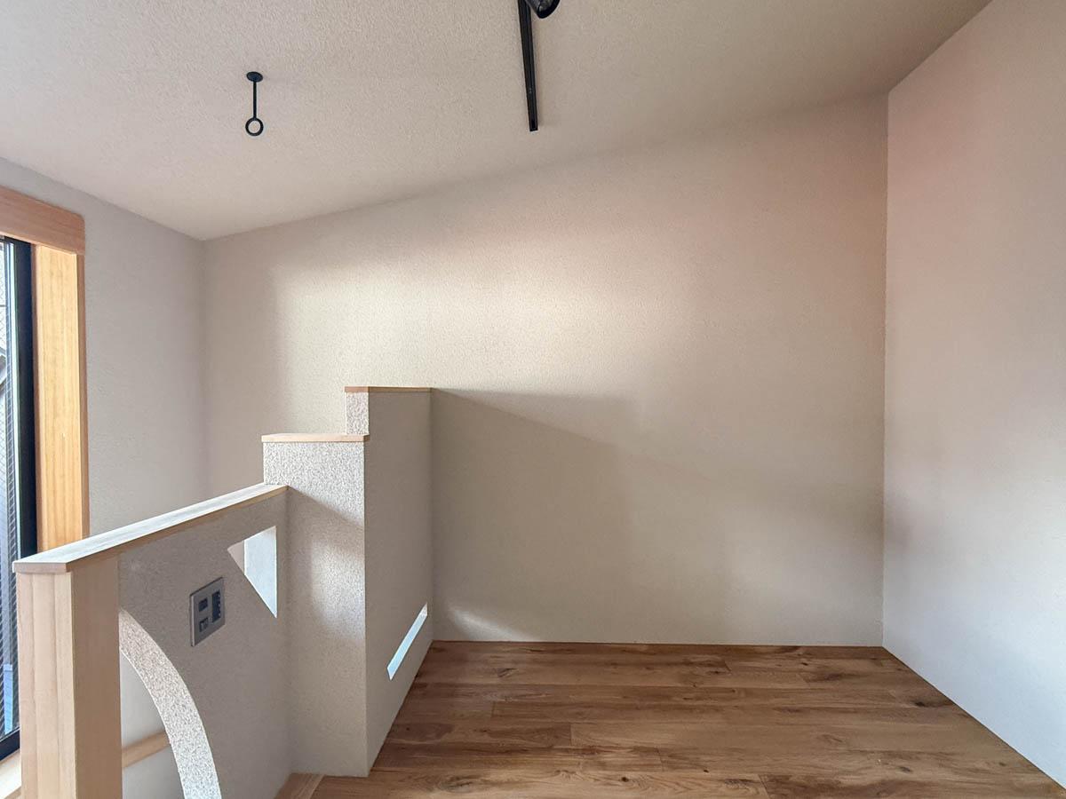 台東区日本堤の賃貸物件/3階は勾配天井。高いところで2.5mほどの高さ。低いところは2mほど。