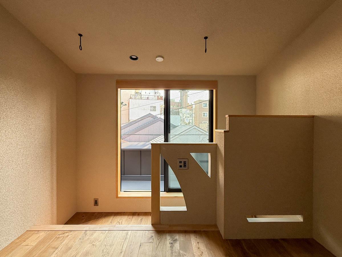 台東区日本堤の賃貸物件/バルコニーを見て。光を通すために穴を開けた腰壁がチャームポイント