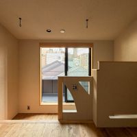 台東区日本堤の賃貸物件/バルコニーを見て。光を通すために穴を開けた腰壁がチャームポイント