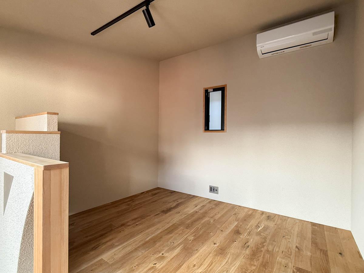 台東区日本堤の賃貸物件/こちらは3階の寝室。床はオークの無垢フローリングです