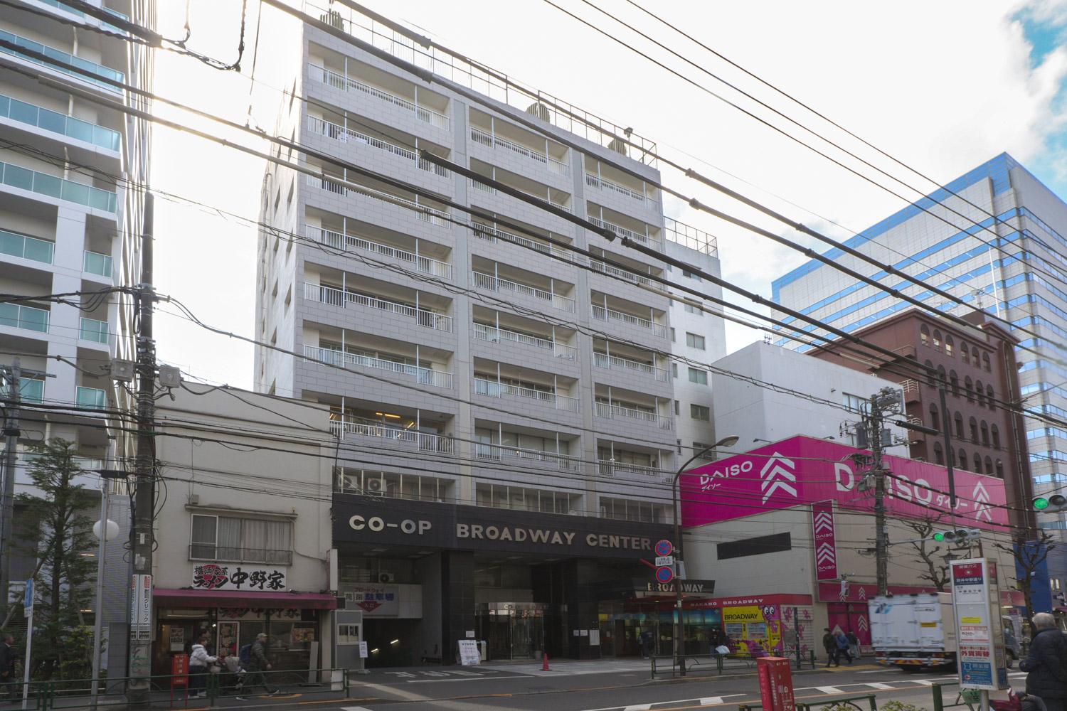 中野区中野の売買物件/建物外観（早稲田通り側。エントランスは駅側と二ヶ所あります）。商業施設「中野ブロードウェイ」上の、住居区画です