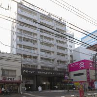 中野区中野の売買物件/建物外観（早稲田通り側。エントランスは駅側と二ヶ所あります）。商業施設「中野ブロードウェイ」上の、住居区画です