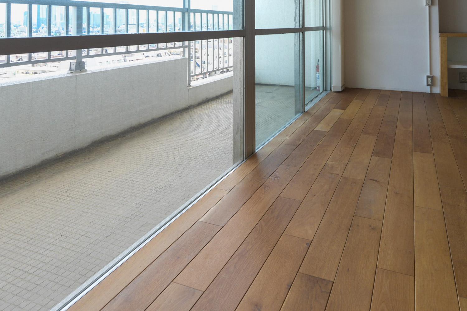 中野区中野の売買物件/居室とベランダがフラットに繋がっている。床の無垢フローリングが、経年でよい色味に育っています