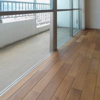 中野区中野の売買物件/居室とベランダがフラットに繋がっている。床の無垢フローリングが、経年でよい色味に育っています