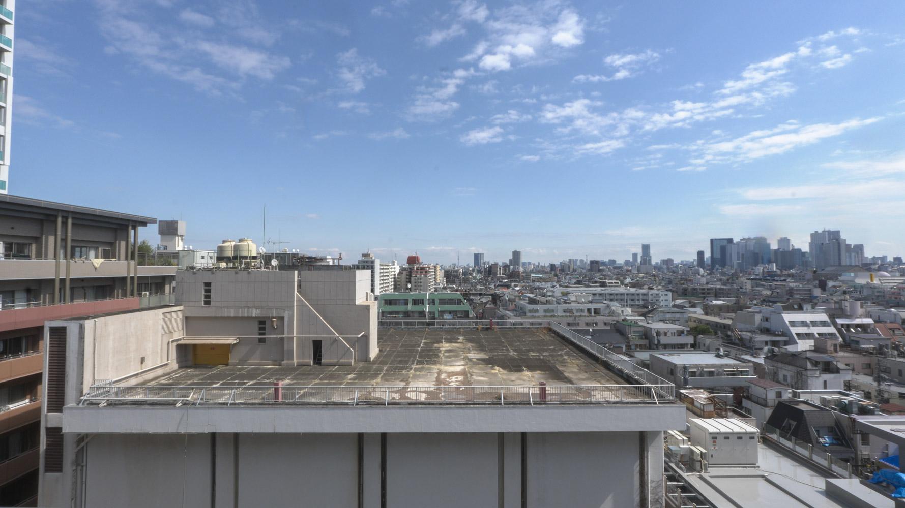 中野区中野の売買物件/目の前の建物は同ビル別棟なので、今後も眺望をふさがれる心配はなさそう。他の方角は高層ビルに囲まれていることが多く、ここまで眺望が抜けている部屋は珍しいとか