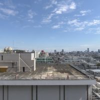 中野区中野の売買物件/目の前の建物は同ビル別棟なので、今後も眺望をふさがれる心配はなさそう。他の方角は高層ビルに囲まれていることが多く、ここまで眺望が抜けている部屋は珍しいとか