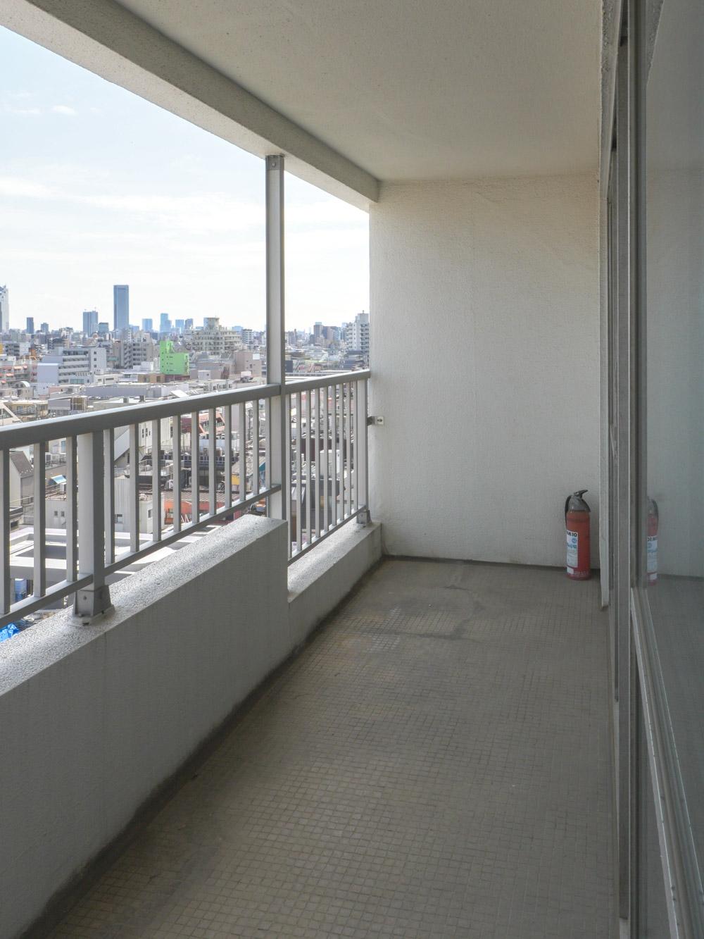 中野区中野の売買物件/ベランダ。小さなチェアやテーブルを置くゆとりがある