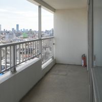 中野区中野の売買物件/ベランダ。小さなチェアやテーブルを置くゆとりがある