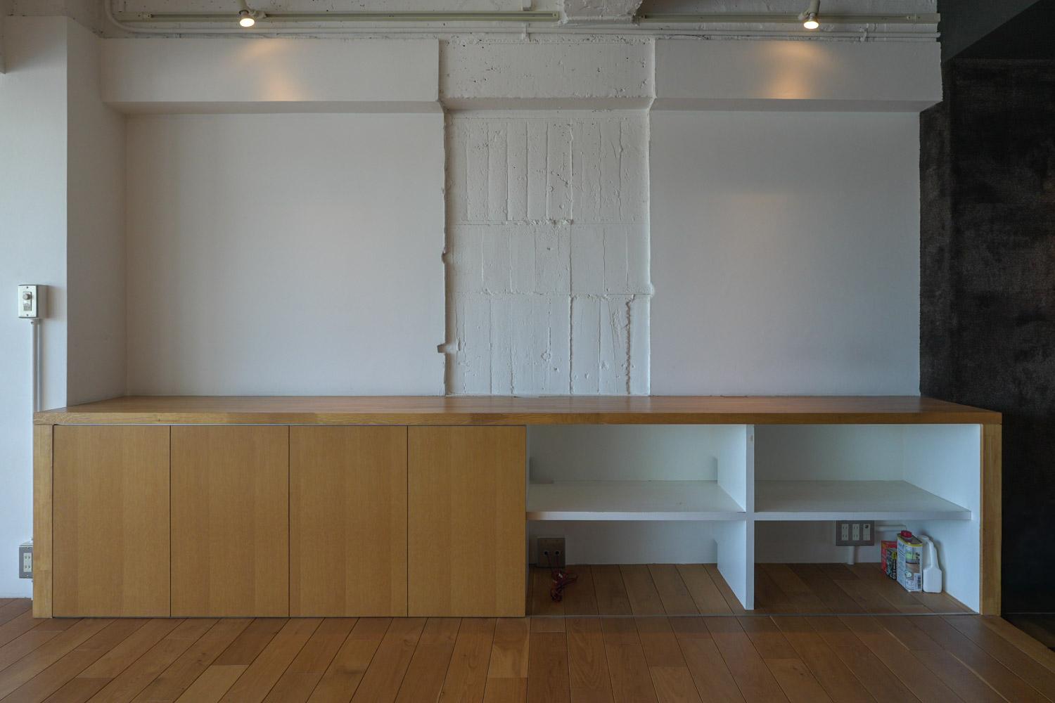 中野区中野の売買物件/リビングの一辺に、背の低い収納棚。テレビ台や飾り棚にも良さそう