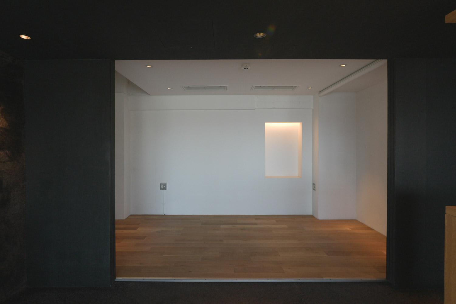 中野区中野の売買物件/寝室は両辺にスクリーンロールが設置してあり、収納場所を作れます